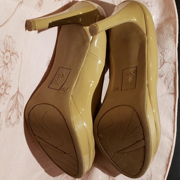 Tan high heels - Picture 3 of 3